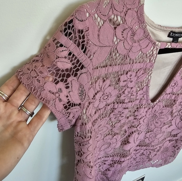 Express Mauve Purple Lace Overlay Peekaboo Neckline Short Sleeve Top - Picture 4 of 9